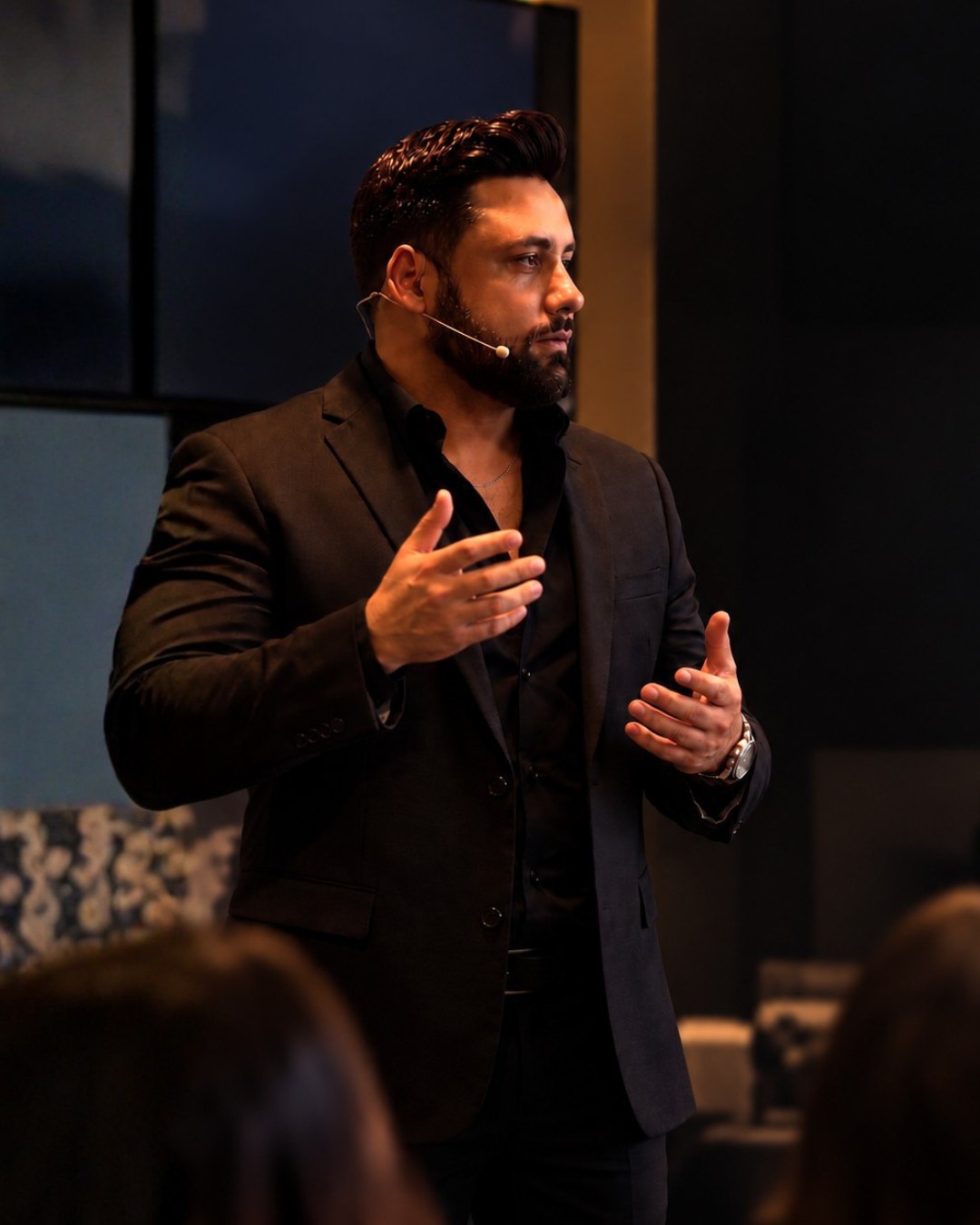 Thiago Silva, fundador da Prospera Marketing, apresentando um treinamento